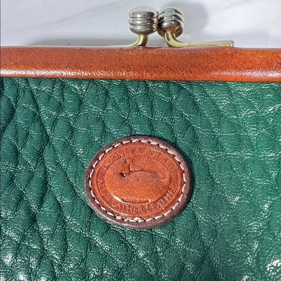 🦆 DOONEY & BOURKE LEATHER KISSLOCK COIN POUCH IN FOREST GREEN WITH TAN TRIM - Picture 3 of 10